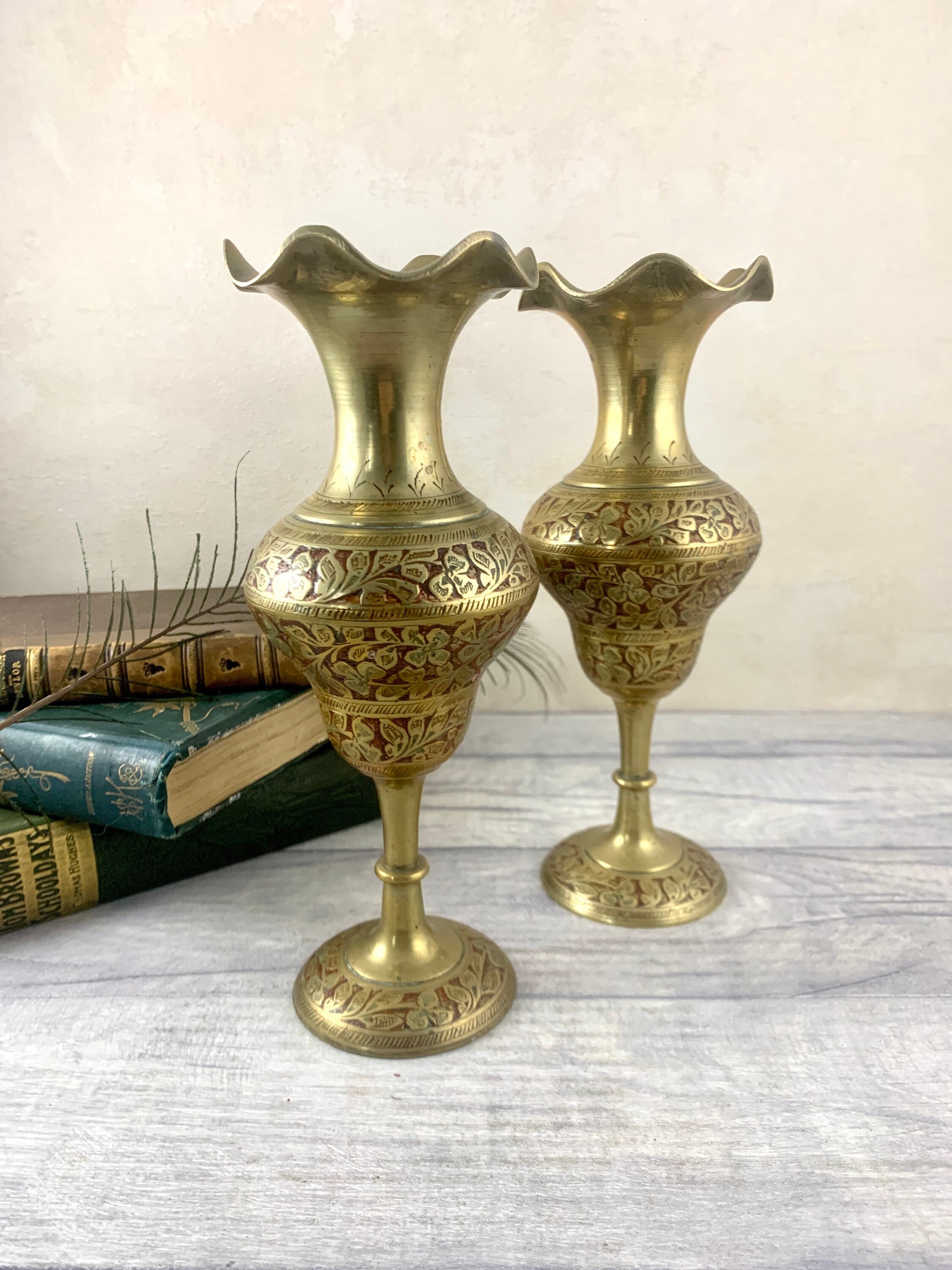 ヴィンテージのインド産の大型真鍮製花瓶 2 個セット / 赤い