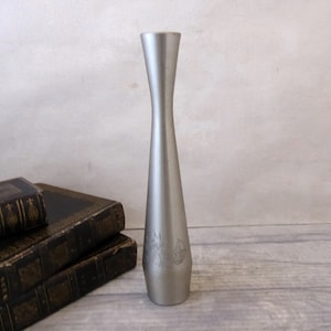 Modernist Lion Pewter Kleine Vase mit geätztem Pferd und Wagen / Knospenvase / Stielvase