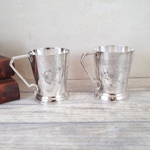 Paar Vintage EPNS versilberte Tassen oder Becher - antike Metalltrinkbecher mit Griffen