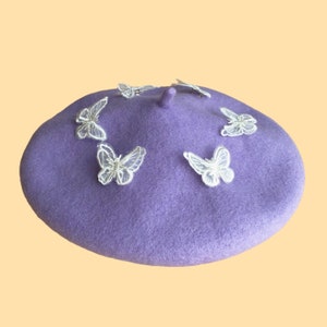 Berretto con farfalla ricamata, berretto francese, ricamo fatto a mano, cappello carino, berretto da donna, cappello per l&#39;inverno, regalo di compleanno, berretto viola di lana