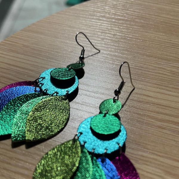 Boucles d'oreilles lustre en cuir Lucy : vert, bleu et rose métalliques