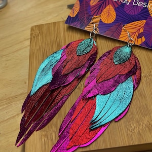 Orecchini Pamela - Orecchini pendenti in pelle metallizzata: pendenti a lampadario color verde acqua, rosa e rosso