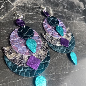 Orecchini a lampadario geometrici in pelle: stampa animalier verde acqua e viola
