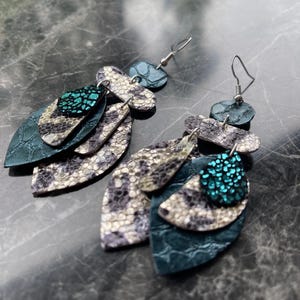 Orecchini a lampadario in pelle con stampa animalier: pendenti verde smeraldo