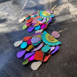 Orecchini Moxie - Orecchini a lampadario in pelle metallizzata: pendenti colorati