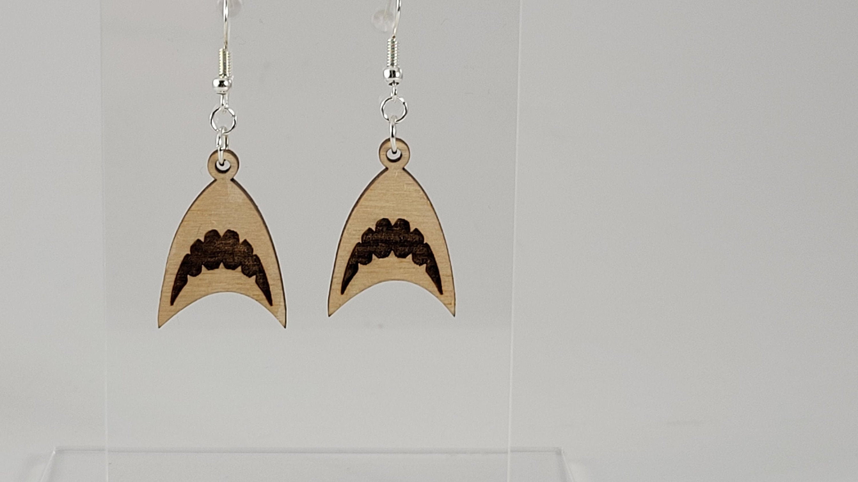 レーザー彫刻の木製サメのイヤリング：軽量シルバーフック - Etsy 日本