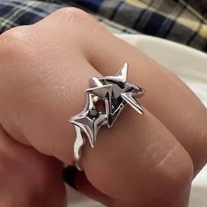 Kpop エモ パンク フープイヤリング ソードアニメ トライアングル ダングル ステンレススチール イヤリング メンズ レディース BAND-MAID &frasl; Ready to Rock (Official Music Video) Anime \"Rock Is a