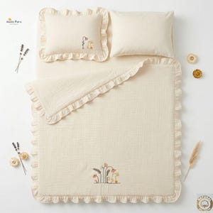 Op de afbeelding: Een witte keramische mok met een zwarte handgreep en de tekst "But First, Coffee" in een vetgedrukte, zwarte letter. De mok staat tegen een vage achtergrond, wat een gezellige setting suggereert.