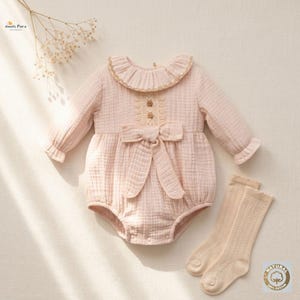 Conjunto de macacão de musselina para bebê menina | Macacão de algodão com 4 camadas | Roupa vintage de manga comprida | Macacão infantil com modelagem balonê | Roupa artesanal de boutique