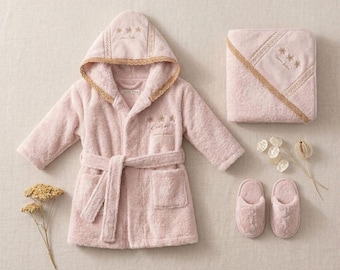 Ensemble de peignoir en coton brodé personnalisé pour bébé | Serviette à capuche en dentelle vintage (0-12 mois)