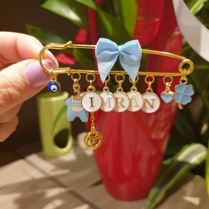 Hoogwaardige gepersonaliseerde jongensbroche met voornaam naar keuze, perfect voor een origineel geboorte- of verjaardagscadeau