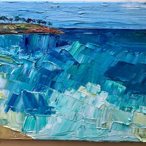 Puede incluir: Pintura al óleo abstracta de un paisaje marítimo con olas azules, verdes y blancas rompiendo contra una costa rocosa. El cielo es azul claro con algunas nubes.