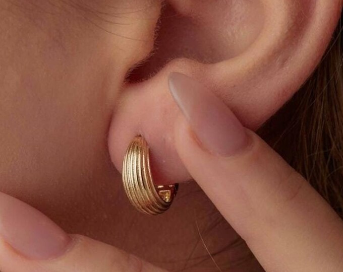 14K Gold Ribbed Hoop Earrings