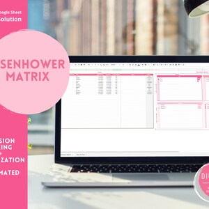 Op de afbeelding: Een laptopcomputer die een Google Sheet weergeeft met de titel "Eisenhower Matrix" en de tekst "Besluitvorming + Prioritering + Geautomatiseerd". De sheet is in een roze en witte kleurschema. De laptop staat op een houten oppervlak.