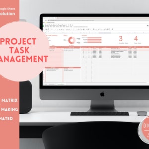 Op de afbeelding: Een computerscherm dat een Google Sheet toont met een sjabloon voor projecttaakbeheer. De sheet bevat secties voor prioriteitsmatrix, besluitvorming en geautomatiseerde taken. De tekst "Projecttaakbeheer" wordt weergegeven in een groot lettertype op een roze achtergrond.