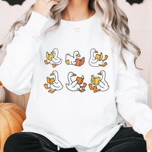 Buch lesen Gänse lustige png T Shirt Grafik Bundle, niedliche literarische Gänse Design, transparentes, unterschwelliges Design, Print on Demand, booktok png