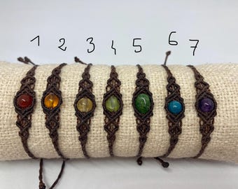 Mikro-Makramee-Armbänder mit natürlichen Edelsteinperlen und braunem Faden.