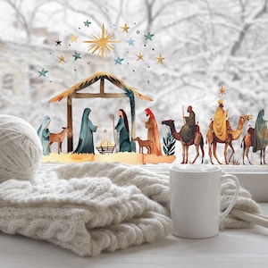 Può includere: Un'illustrazione ad acquerello della scena della Natività è esposta su una finestra. La scena comprende le figure di Maria, Giuseppe e i Re Magi, insieme a una stella e altri elementi celesti. Una tazza bianca, un gomitolo di lana e una coperta lavorata a maglia sono in primo piano.