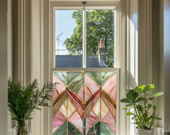 Peut inclure: Une fenêtre en verre coloré avec un motif géométrique rose, vert et or. La fenêtre est dans une salle de bain avec un lavabo et des plantes.