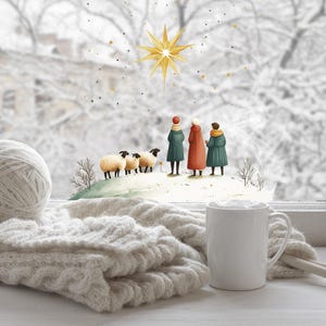 Può includere: Scena invernale con una tazza bianca, ferri da maglia e un gomitolo di lana. Un'illustrazione ad acquerello raffigura tre figure, pecore e una stella, sullo sfondo di una finestra innevata. Evoca calore e temi festivi.