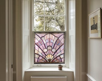 Può includere: Una finestra in vetro colorato con un design geometrico rosa e viola. La finestra è incorniciata in bianco ed è circondata da modanature bianche.