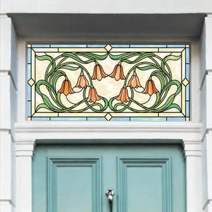 Peut inclure: Une fenêtre rectangulaire en vitrail avec un motif floral de style Art nouveau. Elle présente des fleurs orange en forme de cloche, des feuilles vertes et un fond blanc crème. La fenêtre est encadrée de lignes noires et d'un bord bleu clair.