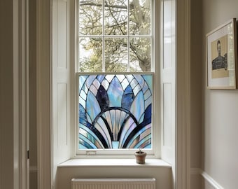 Può includere: Una finestra con un design in vetro colorato con forme geometriche blu, bianche e viola. La finestra è incorniciata di bianco e ha un davanzale bianco. Una piccola pianta in vaso si trova sul davanzale della finestra.