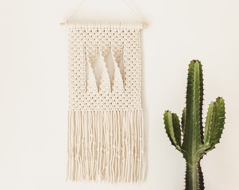 Tenture murale minimaliste, pièce unique en macramé artisanal pour la maison, suspension murale en design épuré pour une ambiance zen