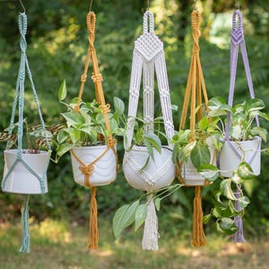 Suspension pour plantes en macramé en coton recyclé. Utilisation à l'intérieur uniquement.