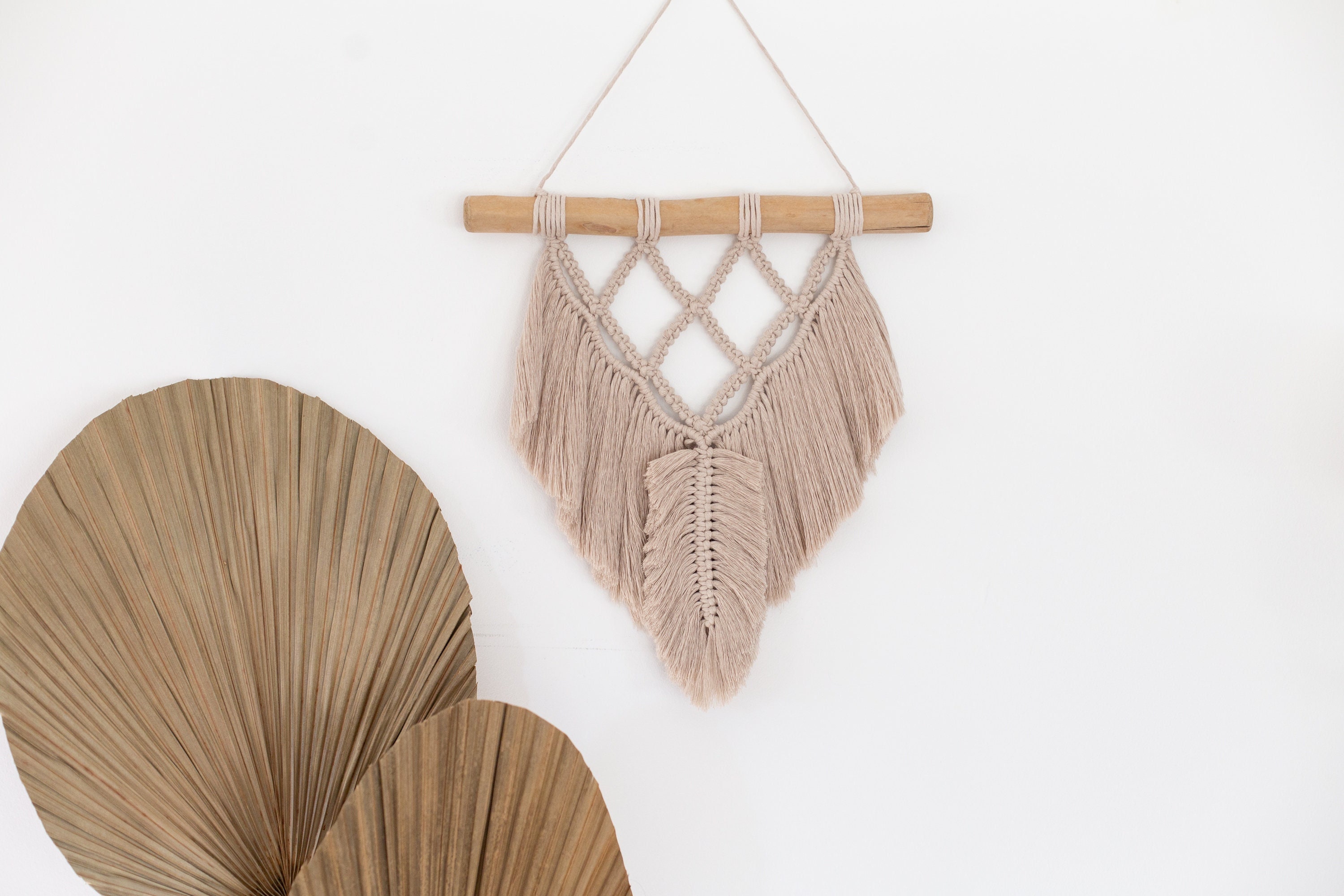 Tenture Murale Beige - Macramé Mural avec Plume en Coton Décoration Bohème d'intérieur Tissage Mural