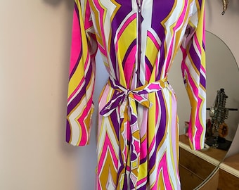 Amazing 1970s Saks 5th Avenue Eduardo Pucci Print Vintage 70s Belted Maxi Dress Robe Zip Front Size 8