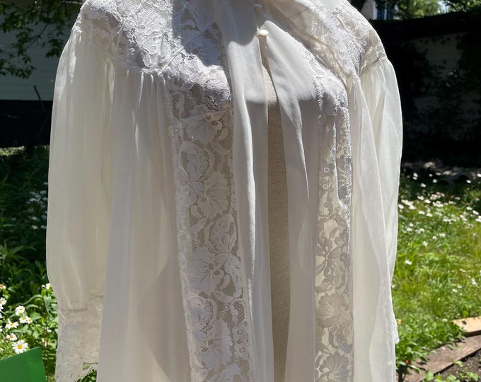 1950s Ivory Lace Peignoir Robe with Pink Trim – Sheer Chiffon Bishop Sleeves