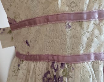 1970s Lace w Violets Garden Party Bridesmaid Wedding Dress w Ribbon Detail Small