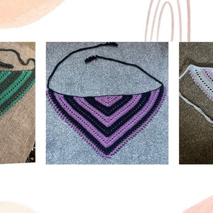Puede incluir: Tres bufandas triangulares de ganchillo en diferentes combinaciones de colores. La primera bufanda es verde y negra, la segunda es morada y negra, y la tercera es rosa claro y blanca.