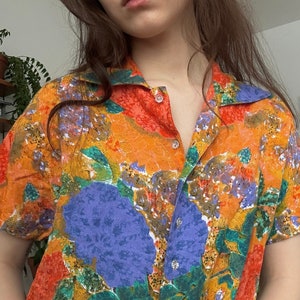 Blusa colorida vintage dos anos 90