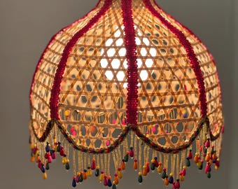 Adriene - Pantalla colgante de mimbre con ribete de cuentas