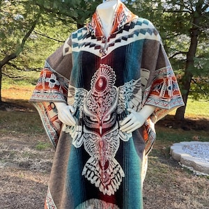 Poncho com capuz de alpaca: coruja, estampa geométrica, feito à mão por artesãos indígenas, tamanho único, ideal para presentes.