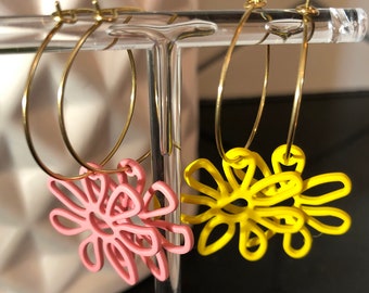 Pendientes de aro florales: dijes de flores pintadas de colores brillantes