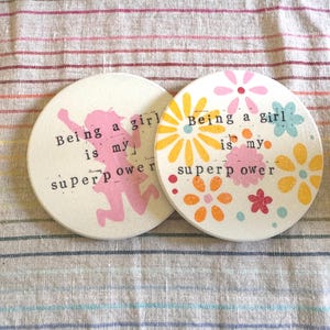 Ser una chica es mi superpoder / Posavasos Girl Power / Posavasos universitario para mujeres / Posavasos con declaración / Posavasos redondo