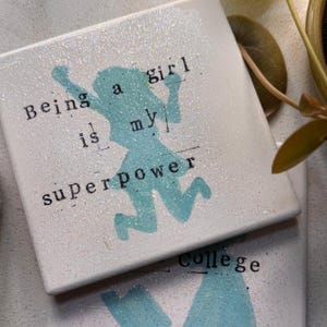 Ser una chica es mi superpoder/ Posavasos Girl Power/ Posavasos universitario para mujeres/ Posavasos con declaración/ Posavasos cuadrado