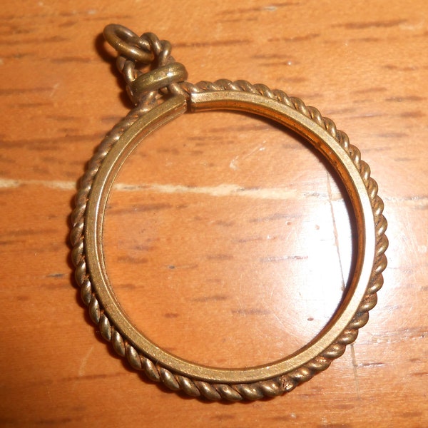 Porte Piece de Monnaie/Medallion Pendentif, Plaqué Or Victorien/Edwardien, Pour Piece 2.4 cm approx. diametre