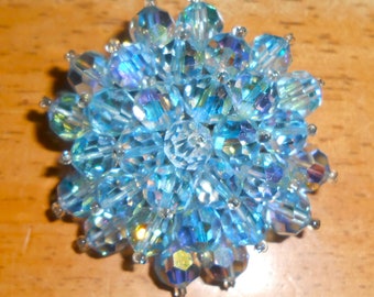 Broche de racimo de cristal Aurora Boreal azul pálido vintage de 1950