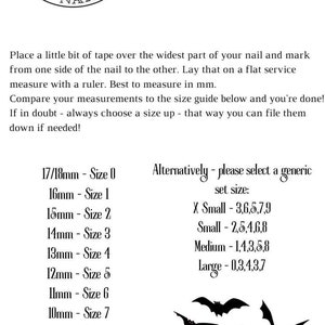 Puede incluir: Una gu&iacute;a sobre c&oacute;mo medir tus u&ntilde;as para puntas de u&ntilde;as en forma de ata&uacute;d. La gu&iacute;a incluye una tabla con medidas en mil&iacute;metros y tama&ntilde;os correspondientes, as&iacute; como una tabla con rangos de tama&ntilde;os para X Small, Small, Medium y Large.