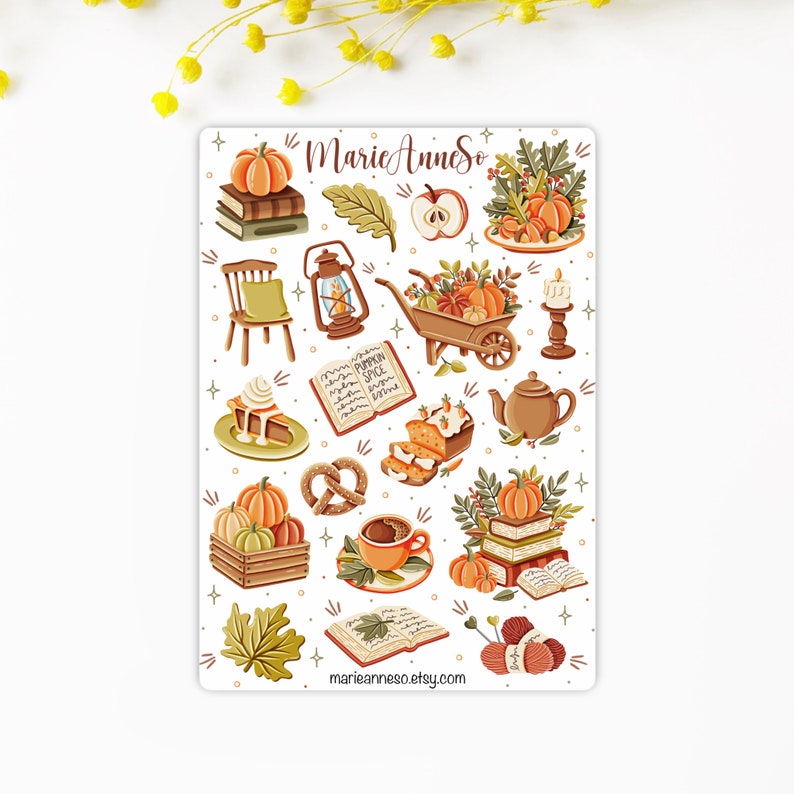 K&ouml;nnte beinhalten: Eine Bogen mit Aufklebern mit Herbstmotiven, darunter K&uuml;rbisse, B&uuml;cher, eine Schubkarre, eine Laterne, ein Kuchen, ein Brezel, eine Tasse Kaffee und Wolle. Die Aufkleber sind auf wei&szlig;em Hintergrund und haben einen verspielten, handgezeichneten Stil. Der Text "MarieAnneSo" und "marianneaso.etsy.com" ist auf dem Bogen enthalten.