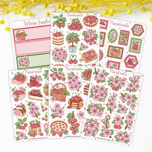 Peut inclure: Six planches d'autocollants avec la marque MarieAnneSo, ornées d'illustrations de cerises, fleurs de cerisier, tartes, gâteaux et bocaux. Les motifs incluent des étiquettes quadrillées, des cadres de timbres et divers éléments fruités.
