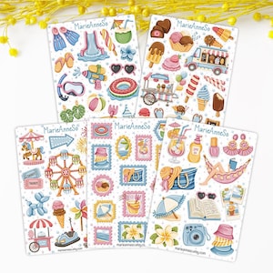 Peut inclure: Cinq planches d'autocollants avec des illustrations sur le thème de l'été. Les motifs comprennent des glaces, des scènes de plage, des grandes roues et des boissons tropicales. Le texte "MarieAnneSo" et "marieanneso.etsy.com" sont visibles. Les autocollants sont colorés et fantaisistes.