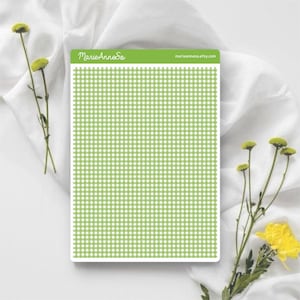 Peut inclure: Ensemble de trois mugs en céramique avec une finition mate et mouchetée. Les tasses sont de couleur crème, gris clair et gris foncé. Design simple et minimaliste, parfait pour le café ou le thé.