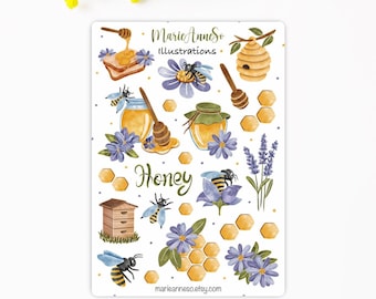 Peut inclure: Une feuille d'autocollants sur le thème du miel avec des abeilles, des pots de miel, des rayons de miel, des fleurs et une ruche. Les autocollants sont des illustrations à l'aquarelle sur fond blanc. Le texte "Marie Anne So Illustrations" et "Honey" est inclus sur la feuille.