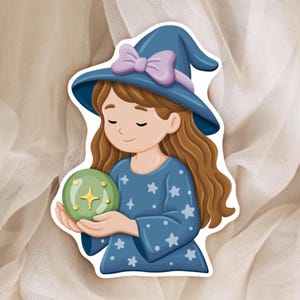Sticker Petite Sorcière avec Boule de Cristal Magique – Autocollant Kawaii Witchcraft – Parfait pour Journal, Planner et Scrapbooking