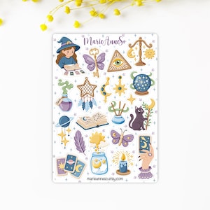Puede incluir: Una hoja de pegatinas con ilustraciones caprichosas de elementos místicos y mágicos. Los diseños incluyen una bruja leyendo un libro, un gato negro, cartas del tarot, una llave de mariposa, un atrapasueños y una luna creciente. El texto "MarieAnneSo" y "marieanneso.etsy.com" también son visibles.